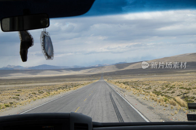 Inside view of a car Crossing the Desert of Perù的内景